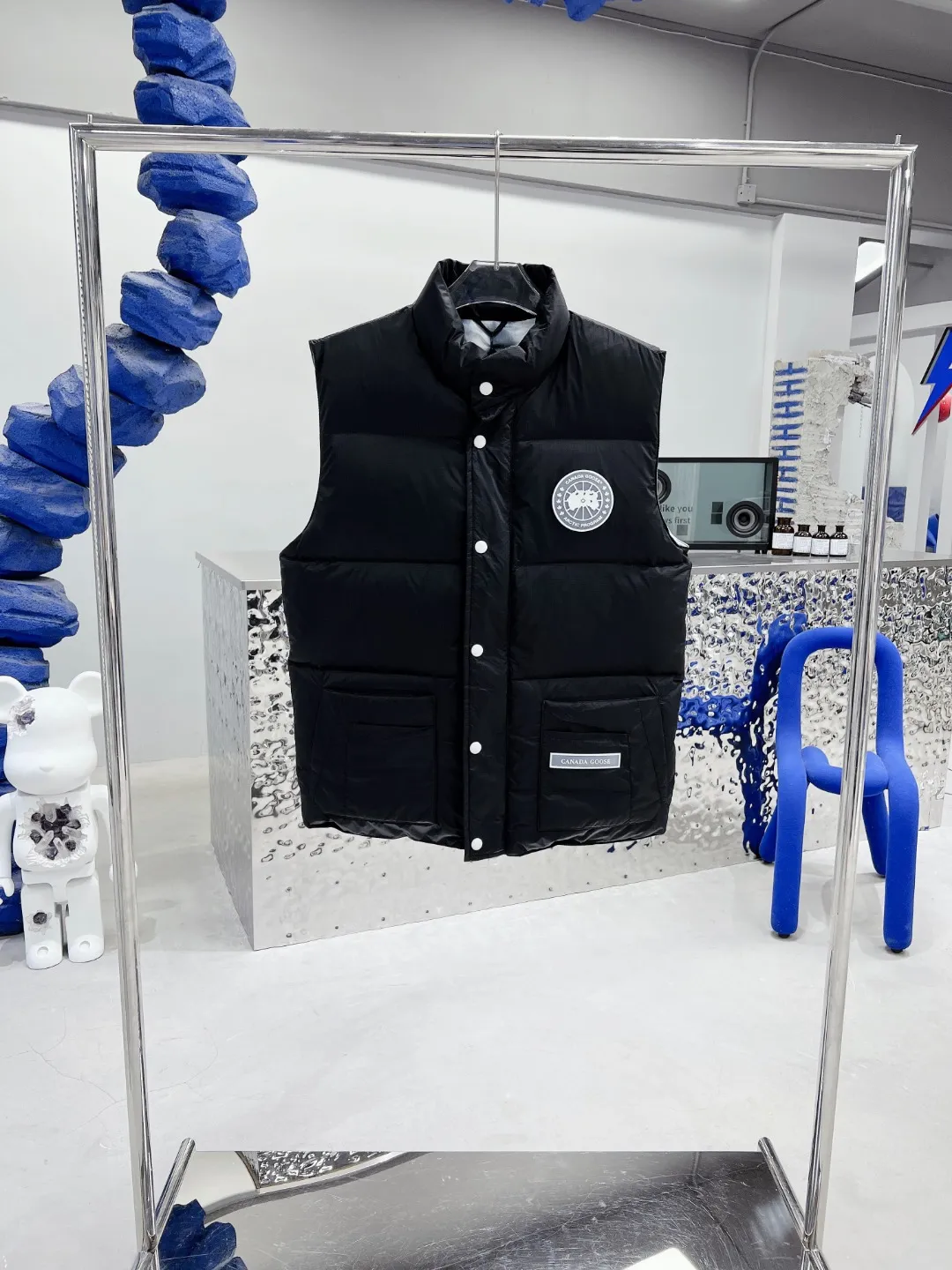P480 𝗖𝗔𝗡𝗔𝗗𝗔 𝗚𝗢𝗢𝗦𝗘/Canada Goose White Label Glacier Vest Down Jacket Freestyle Vest THEICON This excellent down-filled vest can be freely layered with a variety of clothes, making it a favorite during the changing seasons. It's classic, versatile and provides excellent warmth. The Northern Lights capsule collection is reimagined in rich tones inspired by the stunning colors of Canada's north. The Glacial Haze capsule collection is revamped with a striking and layered color palette that evokes the feeling of being caught in the mist surrounding icebergs and glaciers. The top original replica version refers to the highest version in China (there is no one) (it is a piece of craftsmanship to make a piece of clothing that is ZP when placed in the counter) 1⃣ Made of original custom-made double plain 9500-100% nylon nylon fabric, windproof, waterproof and stain-resistant 2⃣ Filled with national standard Guangzhou Inspection white duck down, the amount of down is more than twice that of ordinary goods.  3⃣The zipper is customized from Yoshida YKK factory, with clear engraving and perfect and smooth texture. 4⃣Collar label, armband, back label, hangtag, complete anti-counterfeiting mark. Color: black, white, mood blue, melted water blue, graphite gray, purple. Size: XS S M L XL XXL